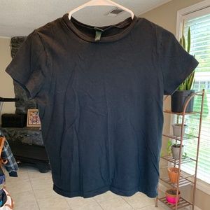 An extra small women’s black t-shirt.